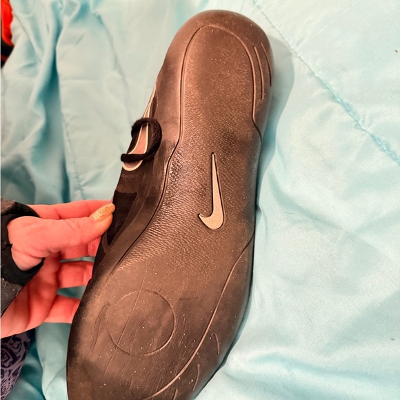 Nike Discus Shoes. Black and Silver Athletic Shoes - Picture 3 of 4